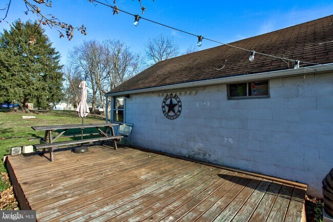 Building Photo - 3 br, 1 bath House - 1905 Barton Dr