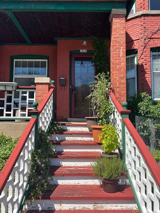 Primary Photo - 1912 E Trowbridge St