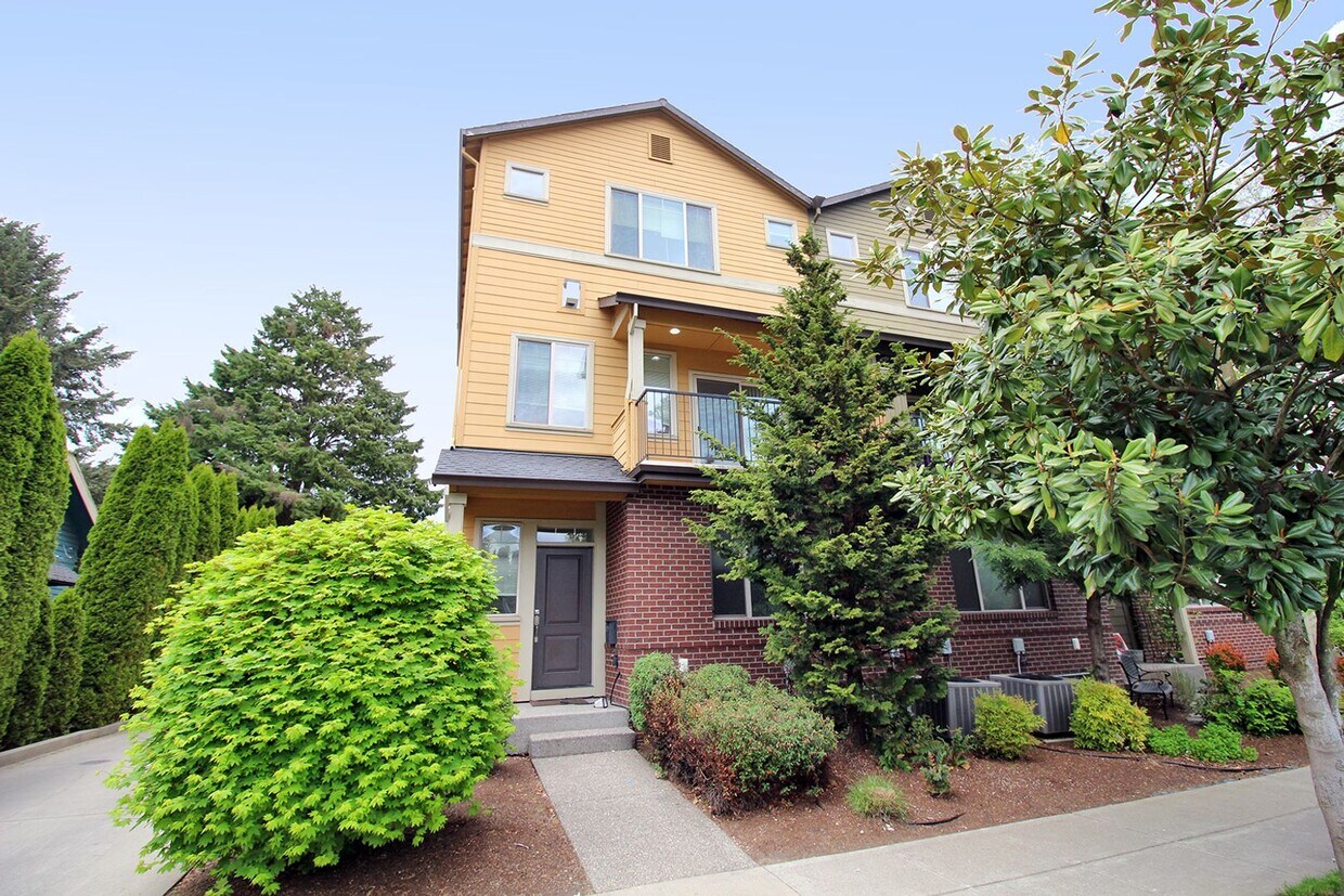Foto principal - 3 Bed, 3.5 Bath Townhouse w/Garage & Irvin...
