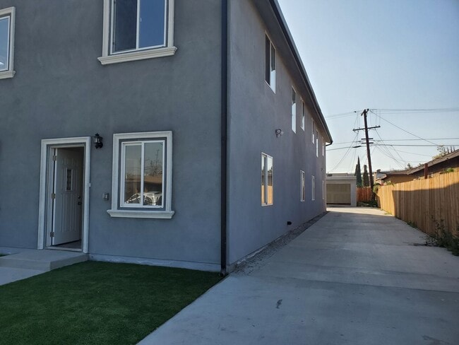 Building Photo - MULTI-FAMILY HOUSE