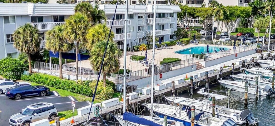 Foto del edificio - 100 Edgewater Dr
