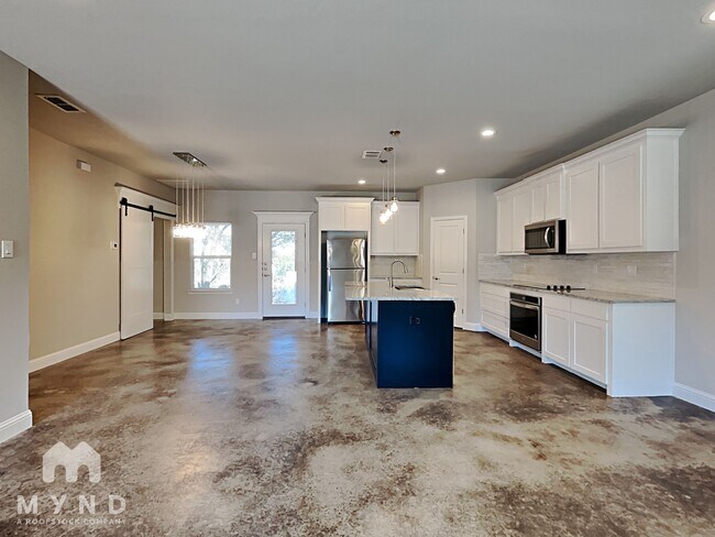 Foto del edificio - 5711 Barkridge Dr
