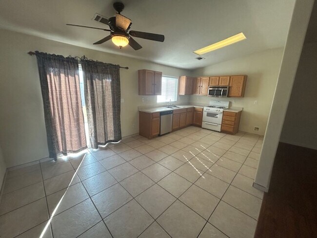 Foto del edificio - *** MOVE IN SPECIAL - $300.00 OFF FIRST MONTHS RENT***