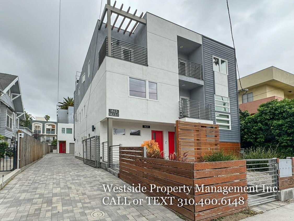 Primary Photo - Contemporary Multi-Level Townhome - Prime ...