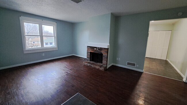 Building Photo - 10904 NW CROOKED RD APT D