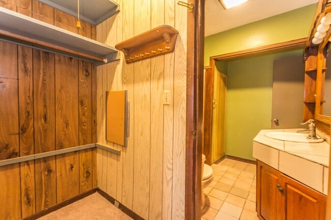 Building Photo - Spacious 3 bedroom with fenced in yard!