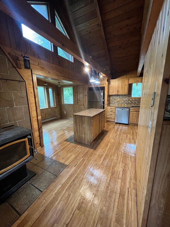 Building Photo - Nestled in Basin