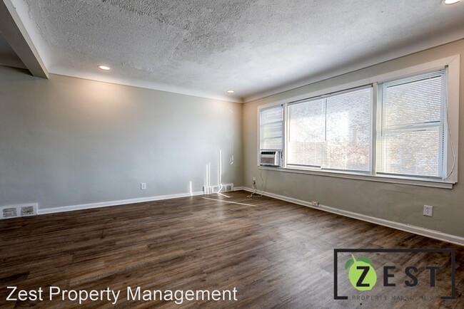 Building Photo - 3 br, 1 bath Apartment - 3734 W Buena Vist...