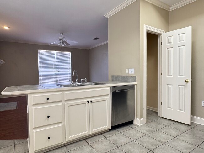 Foto del edificio - 5578 Arialo Dr