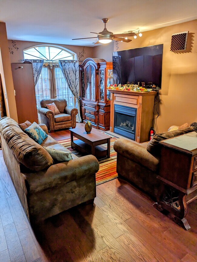 SALA DE ESTAR - 4443 Sansom St