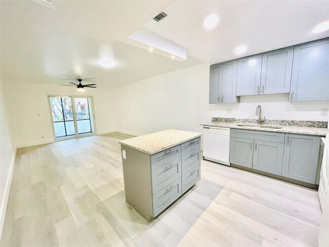 Foto del edificio - 257 S Cypress Rd
