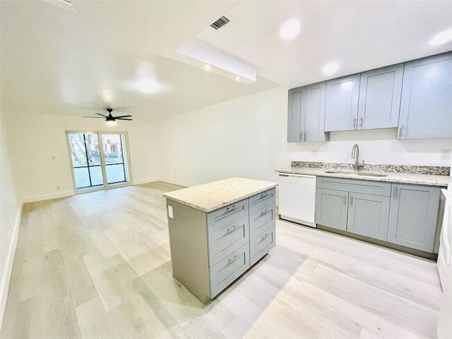 Building Photo - 257 S Cypress Rd