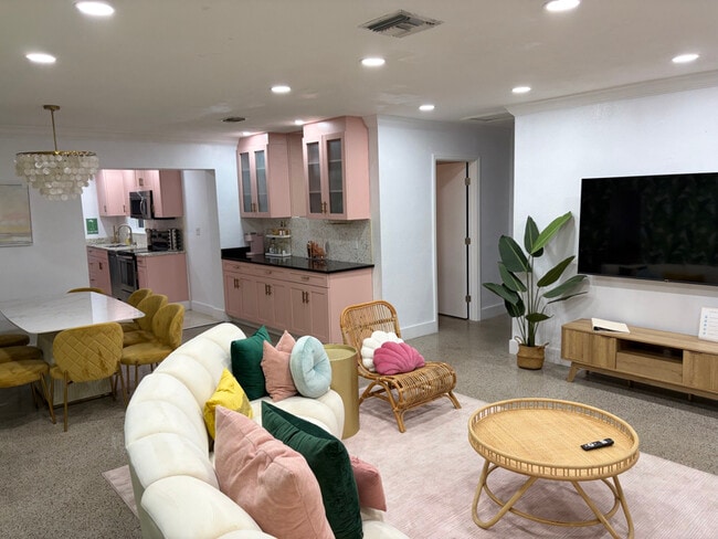 Building Photo - 305 NE 27th St