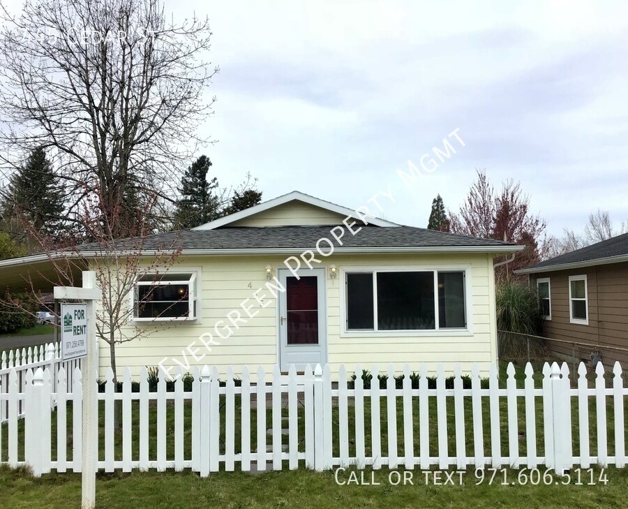 Primary Photo - $1995 Charming Fairview House - Completely...