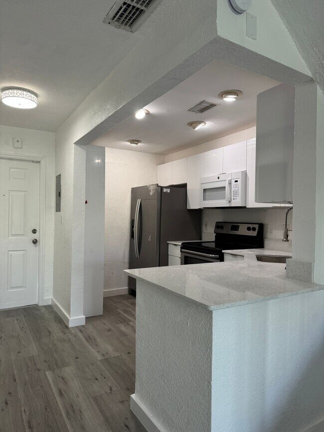 Foto del edificio - AVAILABLE 8/1/26 For Rent 2BD/2.5BA FULLY RENOVATED Unit- $2,400