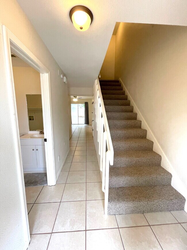 Foto del edificio - West Pensacola 2BR Townhome with Fenced Backyard, Upstairs Balcony, Modern Kitchen- Near Shopping...