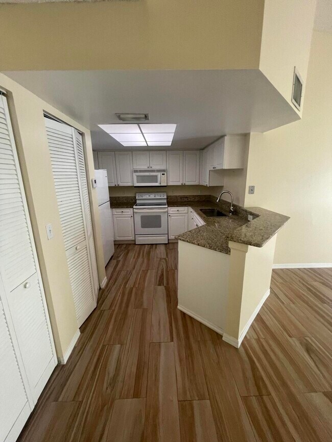 Building Photo - 700 Crestwood Ct S