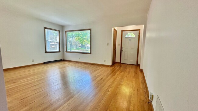 Building Photo - MOVE-IN READY 3-BED, 1-BATH CHARMING CAPE ...