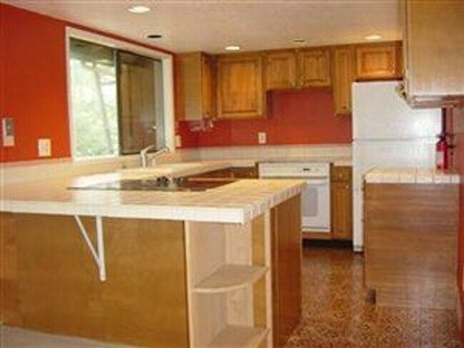 Building Photo - Pre-lease July - 4Bd/2Ba