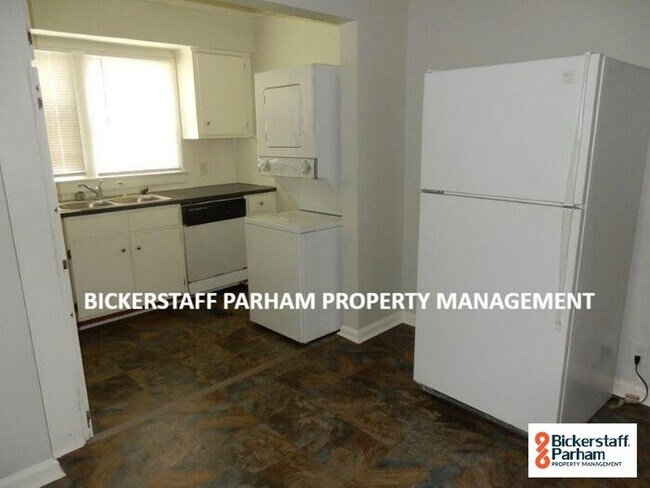 Building Photo - Downstairs Apartment Available on Stark!