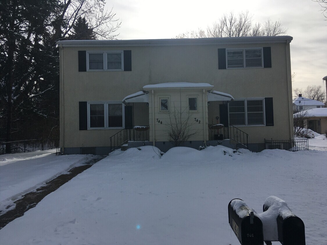 Primary Photo - 744 Idaho Ave E
