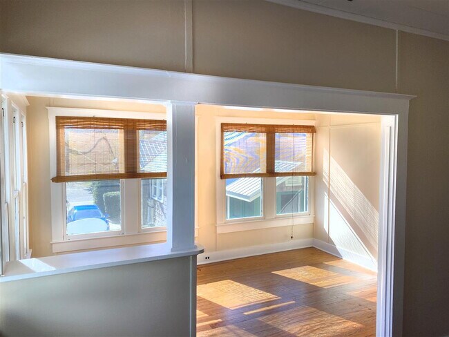 Foto del edificio - Available 06/15/2026! 2 BR/1 BA Downtown Apartment! Walk Everywhere!