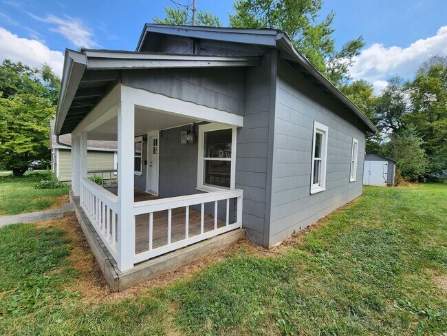 Foto del edificio - Spacious 3-Bedroom, 1-Bathroom Home AVAILA...