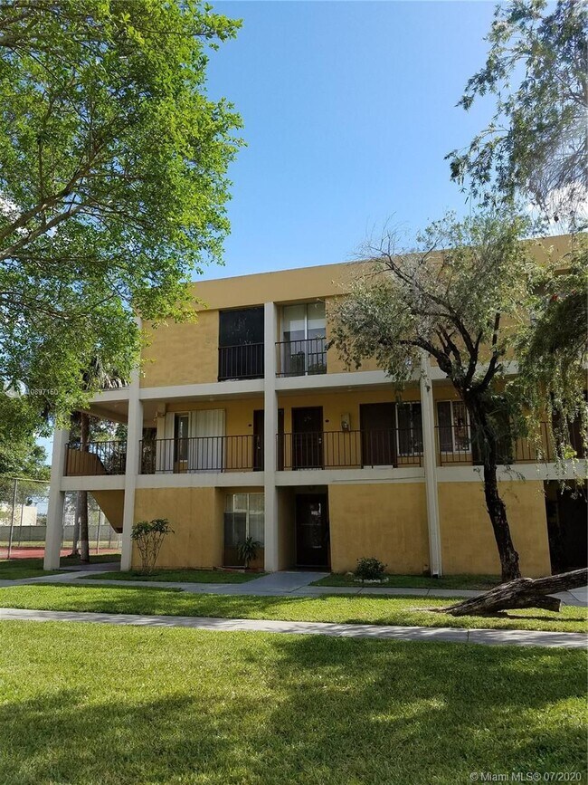 Building Photo - 9250 Fontainebleau Blvd