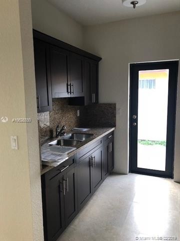 Foto del edificio - 220 NW 55th Ct