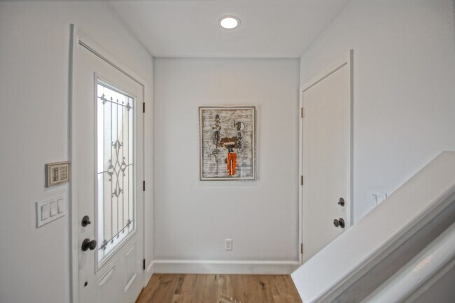 Building Photo - BEAUTIFULLY REMODELED, 1474 SQ FT, SPLIT L...