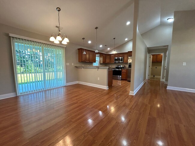 Building Photo - AVAILABLE NOW!! 4 Bedroom 2 Bathroom Home