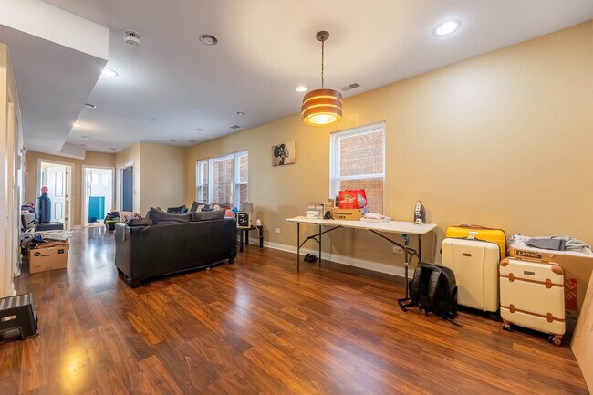 Foto del edificio - 8010 S Michigan Ave