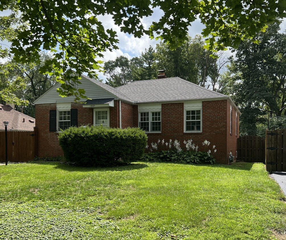 Primary Photo - 1809 W Forest Ave