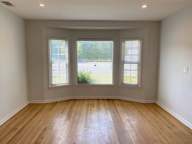 Foto del edificio - 5655 W Jefferson Blvd