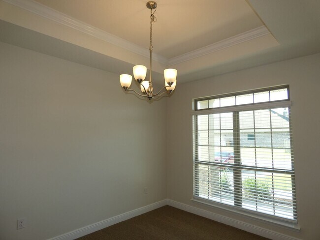 Foto del edificio - Spacious 5-Bedroom Home - Heart of Pace