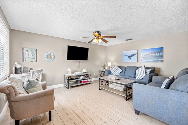 Foto del edificio - 208 Peacock Ln