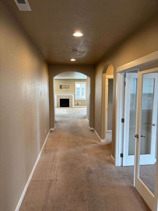 Building Photo - Redmond Home with Large Fenced Yard and Covered Patio