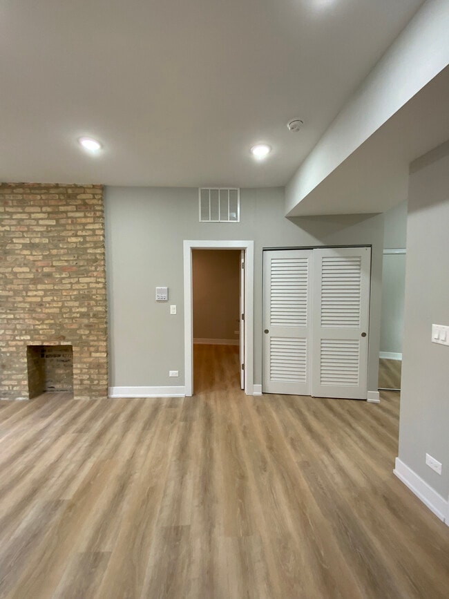 Building Photo - 423 W Belden Ave