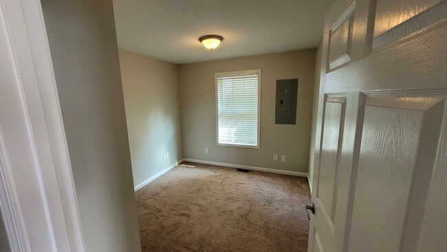 Building Photo - 3/2 Home available in Johnson City, five minutes to downtown