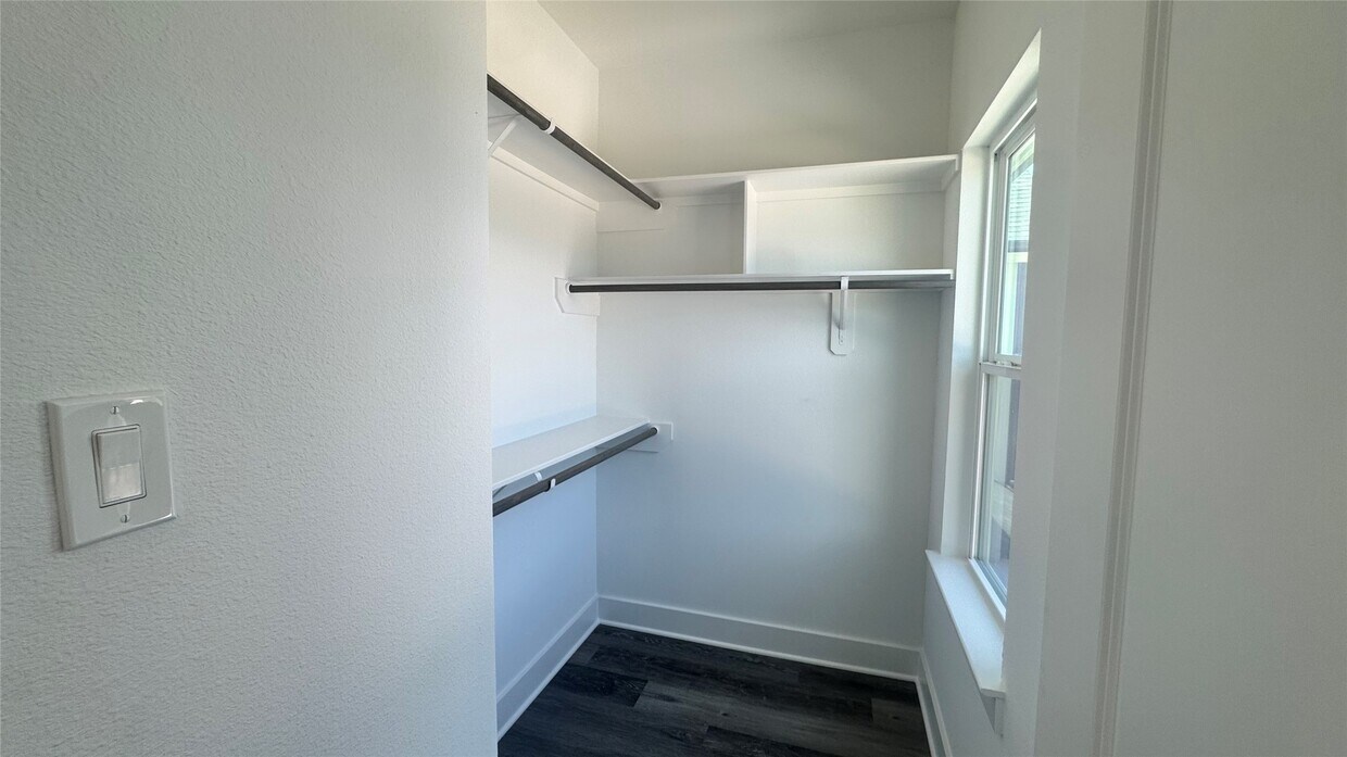 Building Photo - 700 Ebenezer Ln
