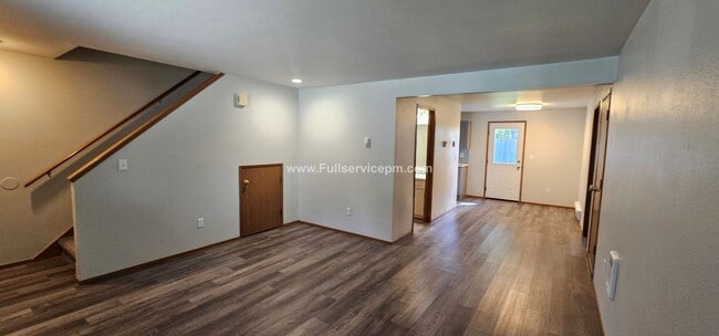 Building Photo - Beautiful duplex apt. on Quiet culdesac