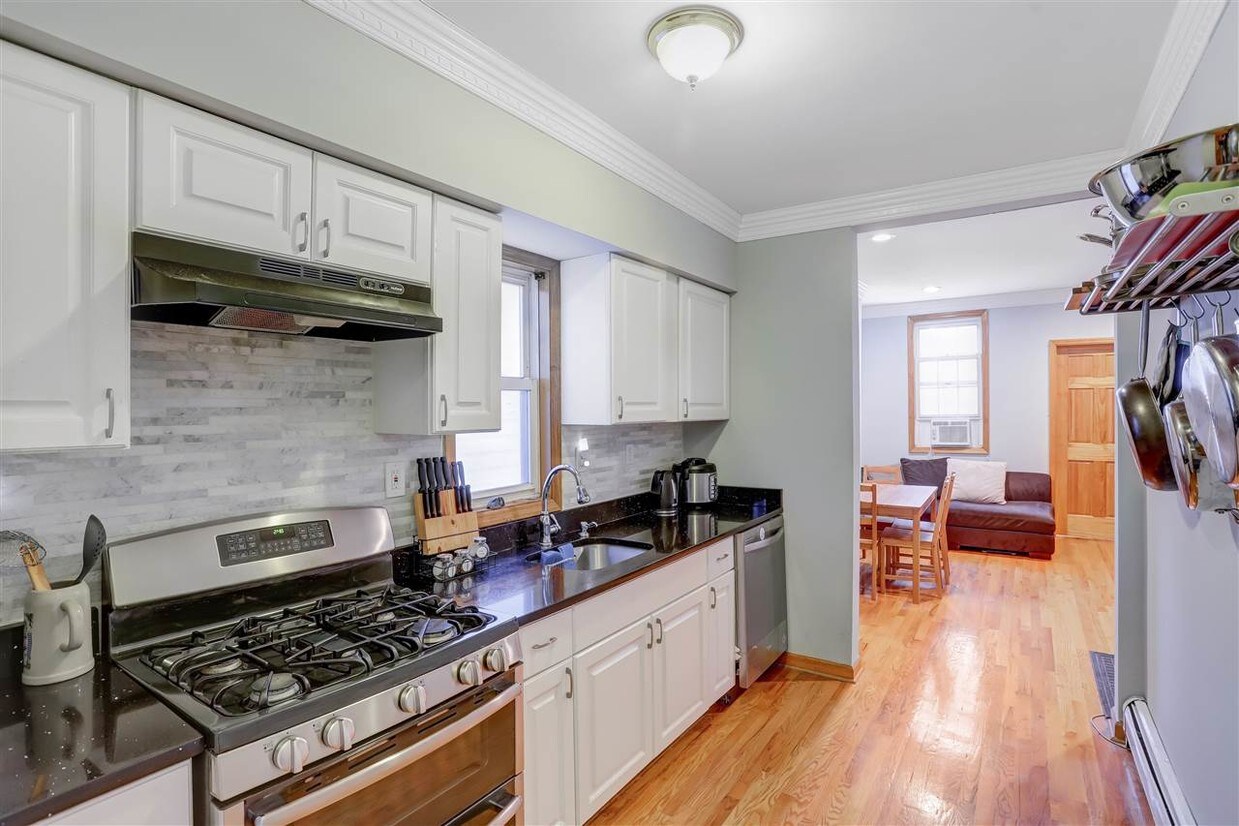Primary Photo - 348 Palisade Ave