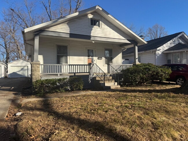 Building Photo - Charming 2 Bed | 1 Bath | Move-In Ready!