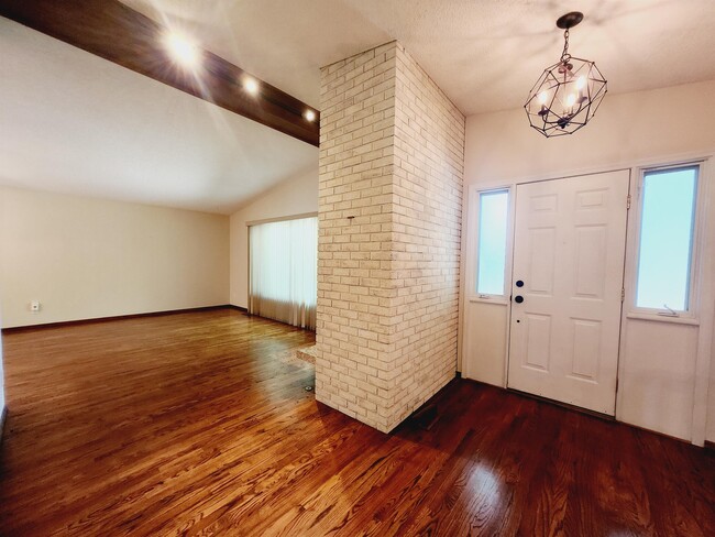 Building Photo - 10 Greenwood Pl