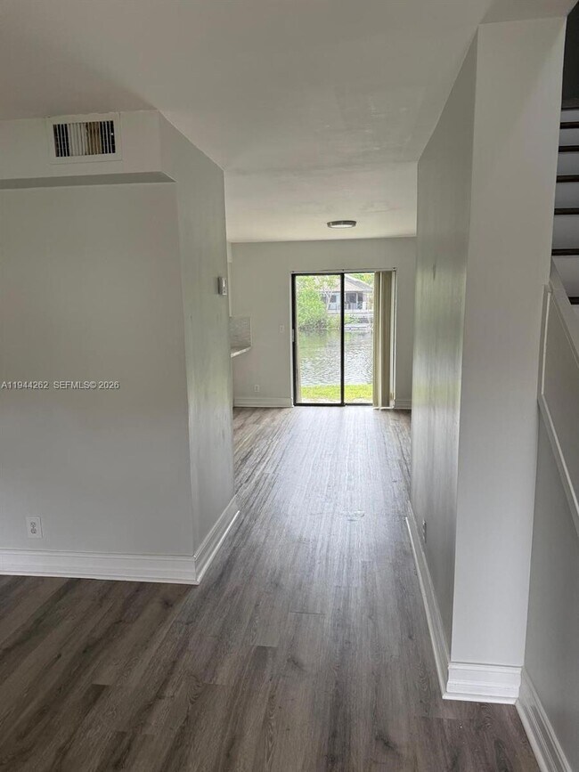 Foto del edificio - 242 Wimbledon Lakes Dr