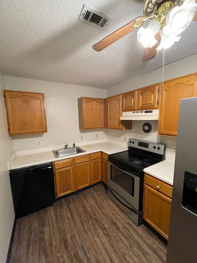 Building Photo - 3 bedroom 1 bath apartment