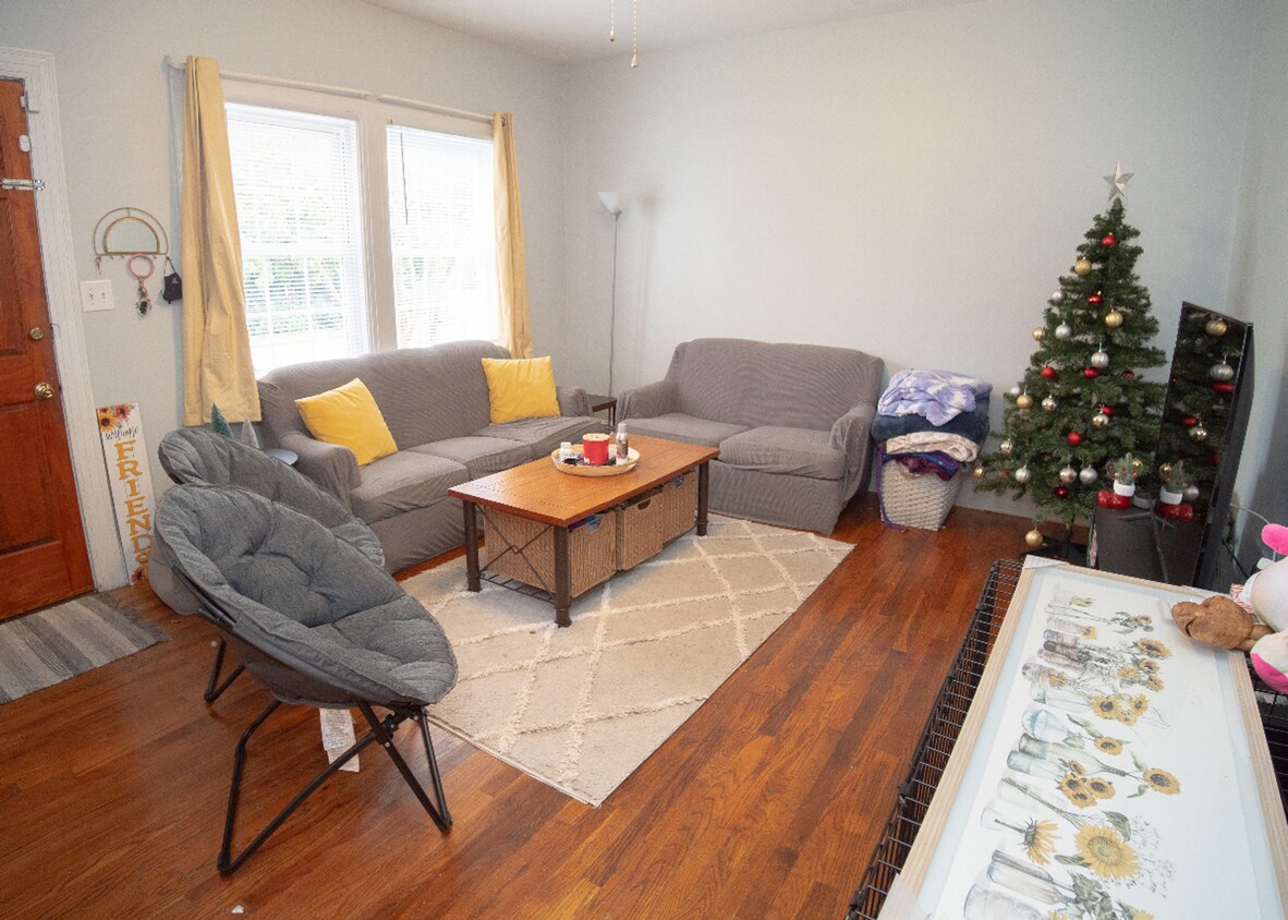 Primary Photo - Grid House for Rent- 2 blocks to campus