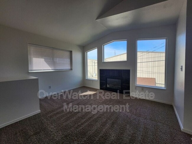 Building Photo - 705 Pearl Dr