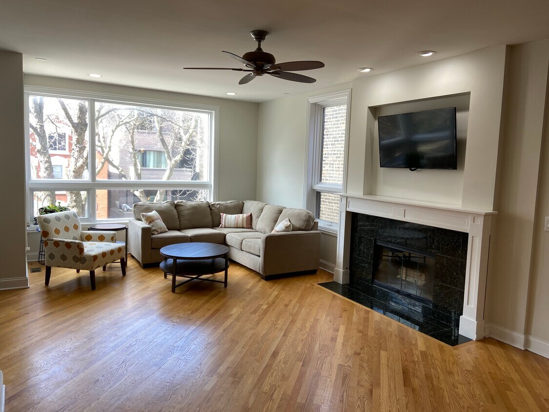 Living Room - 933 N Winchester Ave