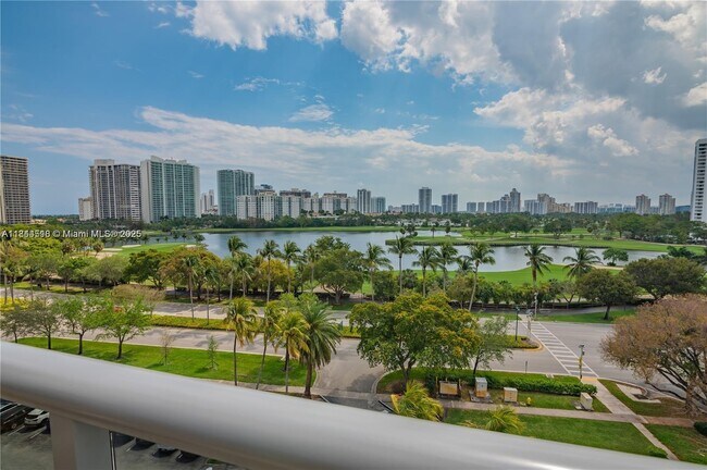Foto del edificio - 3625 N Country Club Dr